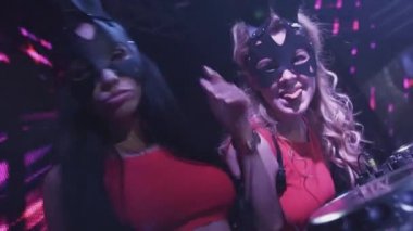Mc kız ve Tavşan maskeli Dj kız gece kulübünde pikap dans. Sanatçı.