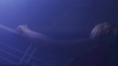 Yan dj kız parti gece kulübünde turntable, iplik Kırmızı elbiseli geri.