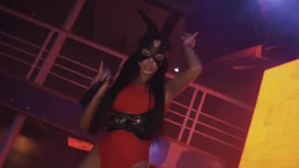 Sexy fille mc en costume de corps masque de lièvre rouge effectuer sur scène dans une boîte de nuit. Projecteurs — Video