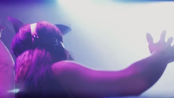 Szexi MC lány nyúl maszkot végezni szórakozóhely. Mikrofon. Tánc. DJ lány. — Stock videók