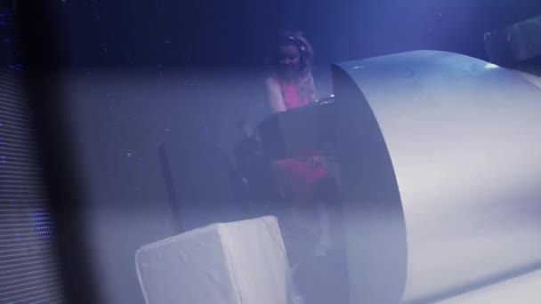 Dj fille en casque robe rouge dansant à la platine dans la boîte de nuit. Vacances . — Video