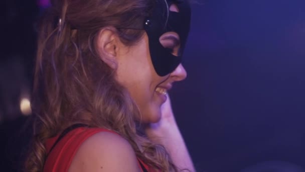 Dj girl in maschera di lepre nera, abito rosso che si mescola al giradischi in discoteca. Danza . — Video Stock