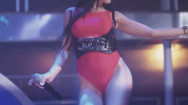 Gece kulübünde sahnede tavşan maskesi kırmızı bodysuit dans seksi mc kız. Performans — Stok video