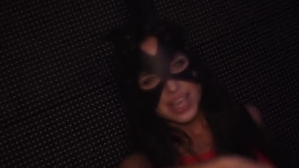 Sexy MC meisje in hare masker rode Romper energie presteren op het podium in de nachtclub. — Stockvideo