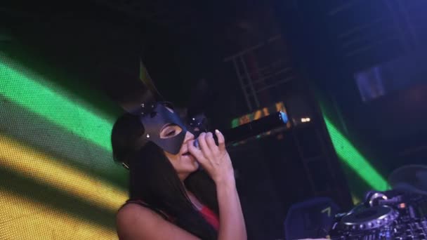 Κορίτσι DJ και mc κορίτσι στο λαγό μάσκες εκτελέσει στο πικάπ σε νυχτερινό κέντρο διασκέδασης. Clubbing — Αρχείο Βίντεο