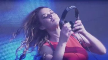 DJ kız ve pikap gece kulübünde, iplik mc kız. Gerçekleştirin. Aydınlatmaları