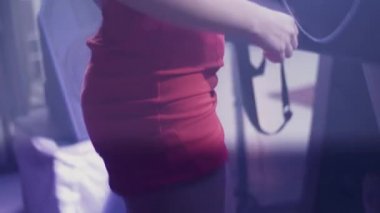 Gece kulübünde pikap, iplik elbise kırmızı mini DJ kız. Kulaklıklar.