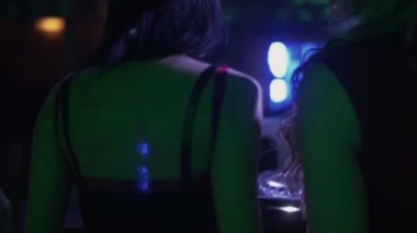 Arka taraf dj kız ve mc kız dans gece kulübünde pikap. Ganimet. Mix.