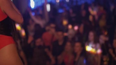 Gece kulübünde sahnede arka yüzü mc kız tavşan maskesi kırmızı elbise içinde gerçekleştirin. Kalabalık