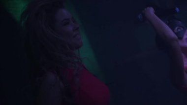 DJ kız ve mc kız tavşan maskeli parti gece kulübünde sahnede dans. Atlama.