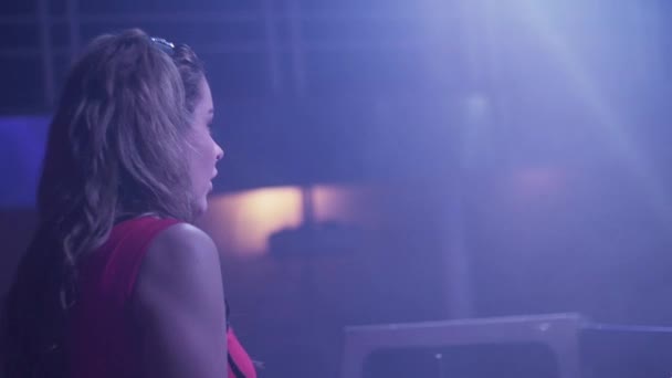 DJ hoofdtelefoon meisje dansen op de draaitafel in nachtclub. Juichen. Stroboscoop. — Stockvideo