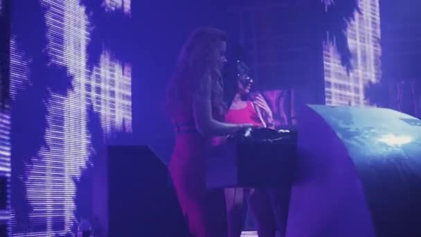 Κορίτσι DJ και mc κορίτσι στη μάσκα Λαγού χορού στο πικάπ στον διάδικο σε νυχτερινό κέντρο διασκέδασης. Μίγμα — Αρχείο Βίντεο