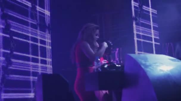Dj girl und mc girl drehen sich am Plattenteller auf einer Party im Nachtclub. Hasenmaske. — Stockvideo