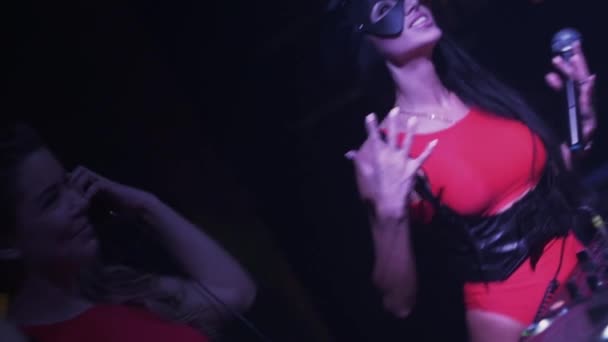 Dj girl e Mcgirl in maschera danzano al giradischi in discoteca. Acclamazioni — Video Stock