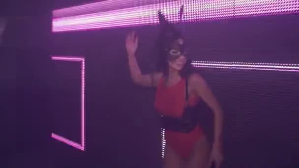 Sexy mc ragazza in maschera di lepre rosso body sul palco in discoteca. Sculettare. Tacchi alti — Video Stock