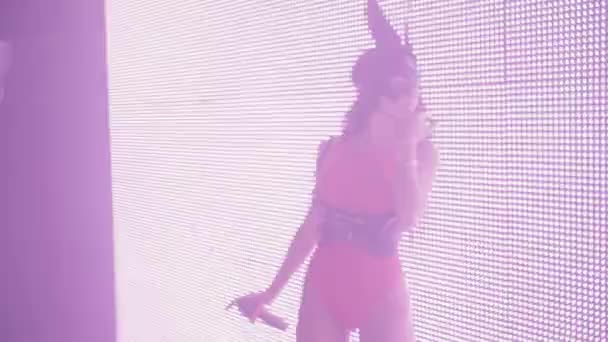 Sexy mc girl in hare mask red bodysuit dance at screen in nightclub. Performance — Stock Video
