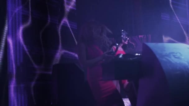 Κορίτσι DJ και mc κορίτσι στη μάσκα Λαγού χορού στο πικάπ στον διάδικο σε νυχτερινό κέντρο διασκέδασης. Άλμα — Αρχείο Βίντεο