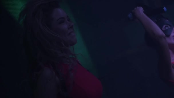DJ dívka a mc dívka v Zaječí masku tanec na jevišti na párty v nočním klubu. Skok. — Stock video