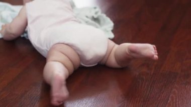 Küçük bebek mide katta. Daire. Şirin gezinme. Aile