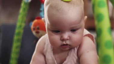 Küçük bebek renkli oyuncaklar ile oynama. Şirin. Annelik. Çocuk