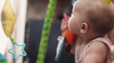 Gelişmekte olan çocuk halı üzerinde renkli oyuncaklar ile oynama şirin bebek. Çocuk.