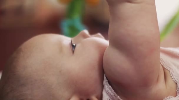Porträt eines kleinen süßen Babys in der Krippe, das mit Spielzeug spielt. Kind. Mutterschaft — Stockvideo