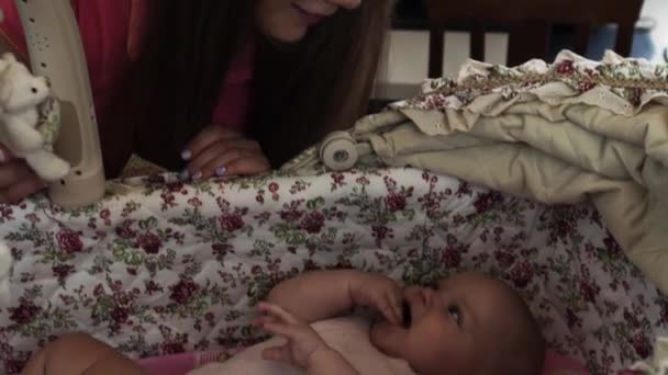 Jovem mãe falando com o bebê pequeno mentira em berço bonito. Maternidade. Felicidade — Vídeo de Stock