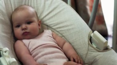 Anne vermek oyuncak için sevimli salıncak daire üzerinde küçük bebek sway. Oynarken