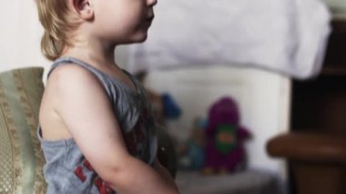 Küçük sarışın çocuk ayakkabı bacak üzerinde koymak. Çocuk. Aile. Yürüyüş için giyin