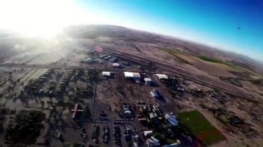 Profesyonel skydiver Arizona yukarıda mavi gökyüzünde paraşütle atlama. Güneşli akşam.