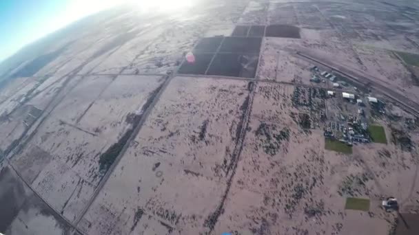 Professionella fallskärmshoppare fallskärmshoppning i blå himmel över Arizona. Solig. Sandy land — Stockvideo