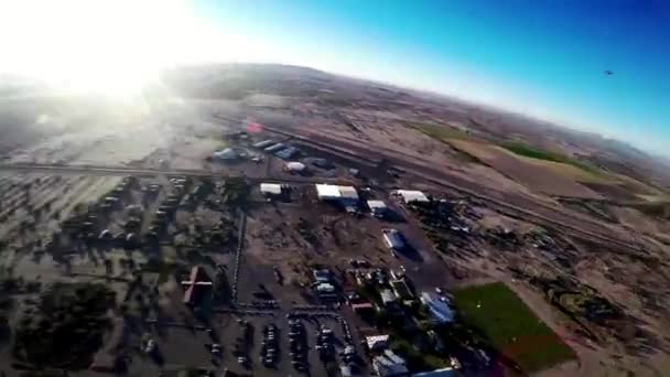 Professionele skydiver parachutespringen in blauwe hemel boven Arizona. Zonnige avond. — Stockvideo