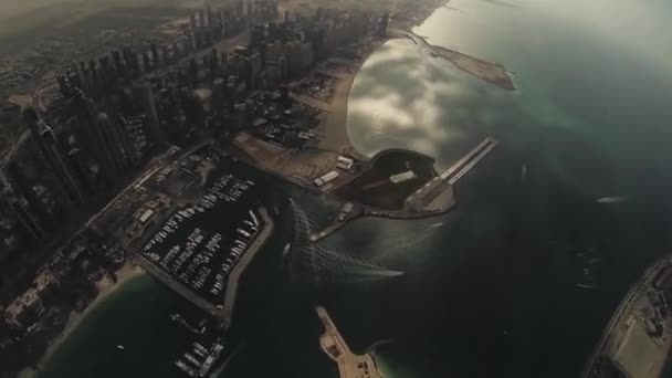 Скайдайвер летает над побережьем в Дубае. Парашют. Солнечный день. Экстремальный полет. Океан — стоковое видео