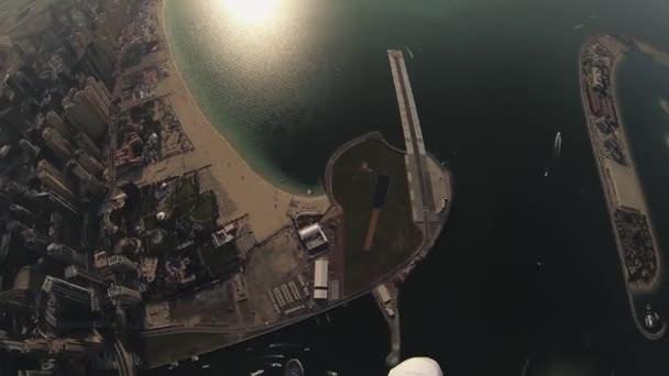 Fallschirmspringer fliegen über Küste in Dubai. Fallschirm. Sonnenuntergang. Extremsport. Ozean — Stockvideo