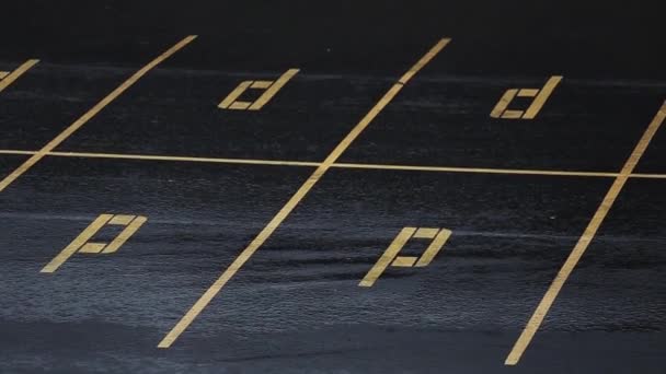 As gotas da chuva caem na superfície preta do espaço de estacionamento na rua. Pudim. . — Vídeo de Stock