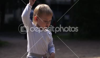 Kum havuzu, Bahçesi çok güzel küçük çocuğa. Güneşli bir gün. Aile. Çocuk. Yürüyüş