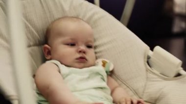 Küçük bebek kız sway salıncak üzerinde. Bebek kukla. Kızı. Ev. Anne