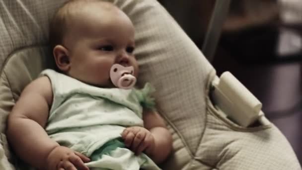 Schattige kleine baby sway op schommel in appartement. Baby pop. Kind. Ontspannen — Stockvideo