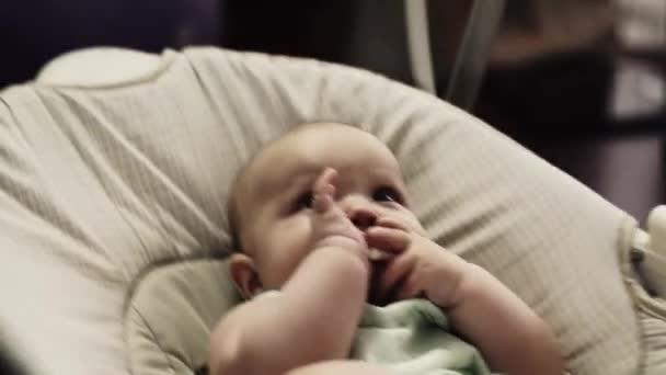 Entzückendes kleines Mädchen wiegt sich auf einer Schaukel in der Wohnung. Babyattrappe. Kind. Entspannung — Stockvideo