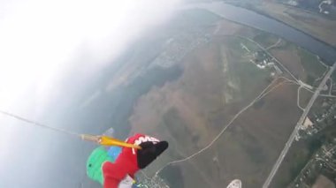 Skydivers renkli paraşüt ile alan uçmak. Aşırı aktif spor. Tandem