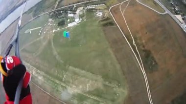 Gökyüzü dengede renkli paraşüt ile skydivers. Aşırı spor. Denge.