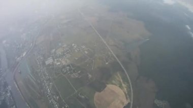 Paraşütçü havada yeşil alan üzerinde paraşütle atlama. Denge. Bulutlu akşam.