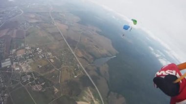 Skydiver gökyüzünden paraşütle atlama. Aşırı. Bulutlu akşam. Yüksekliği. Uzmanları