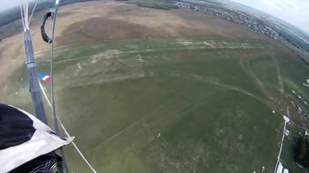 Parachutist vliegen in de lucht. Wind. Extreme actieve sport. Adrenaline. Landschap. — Stockvideo