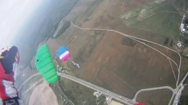 Skydivers yer üstünde gökyüzünde uçmak. Renkli paraşüt. Aşırı. Uzmanları.