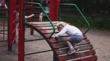 Küçük Çocuk Bahçesi yaz Park çocuk slayt üzerinde oynamak. Yürüyüş