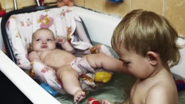 Küçük çocuk küvet içinde oyuncaklarla oynamak. Beşikteki bebek yüzmek. Banyo. Çocukluk