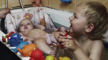 Mutlu küçük çocuk küvet içinde oyuncaklarla oynamak. Beşikteki bebek yüzmek. Su. Çocuk