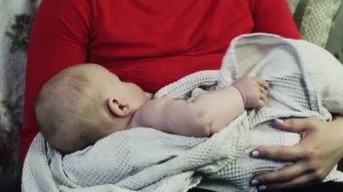 Genç anne'kırmızı gömlek de anne sütü küçük bebek havlu kaplı. Annelik