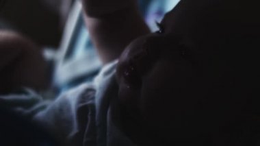 Şirin Bebek armut yiyen çocuk masada oturuyor. Anne. Besleme. Çocuk